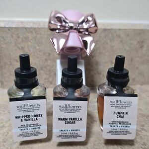 Bath and bodyworks bow wallflower plug in & 3 Refills